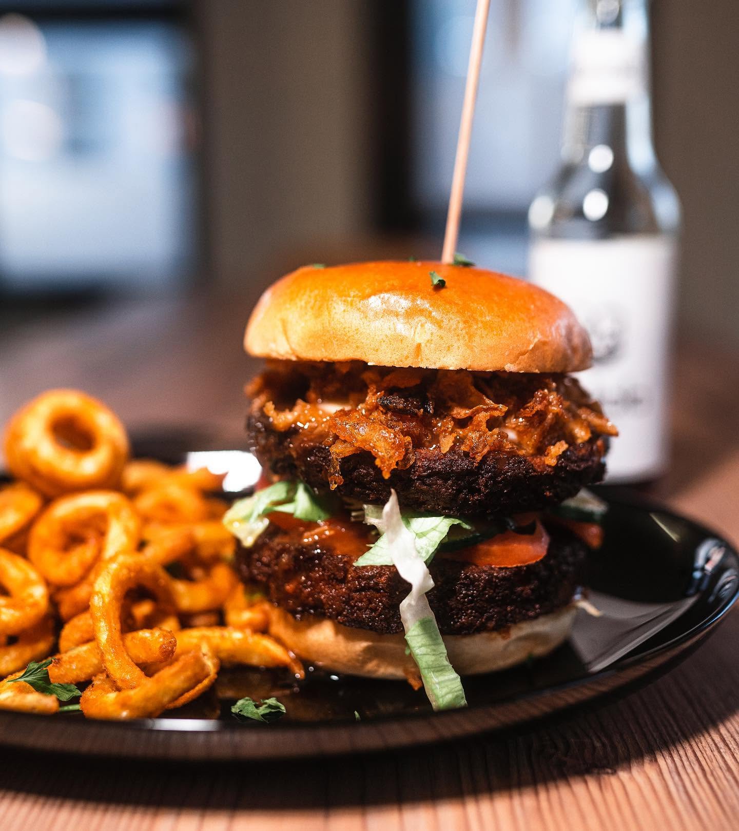 Burger mit Curly Fries bei Ehrensache in Nordenham