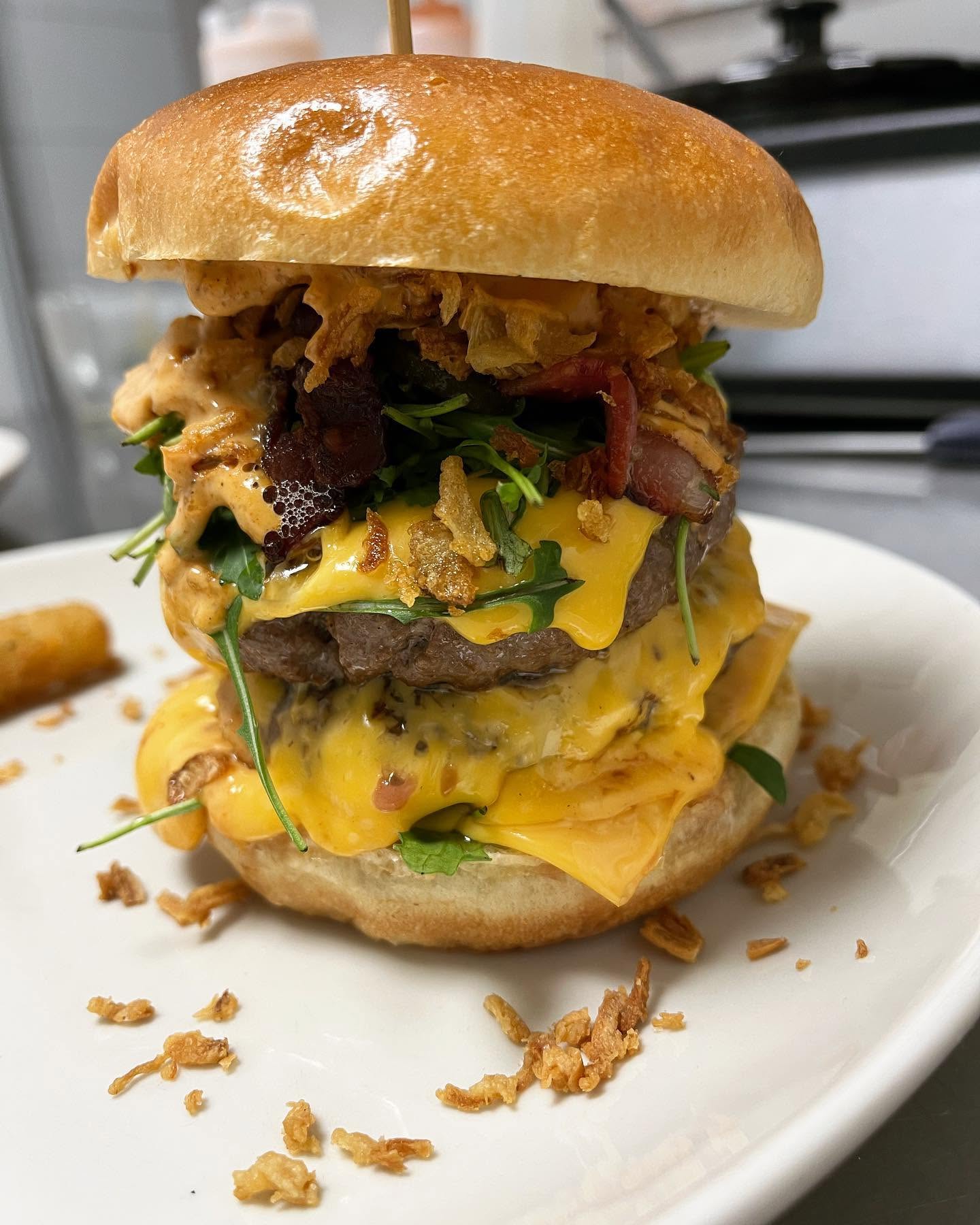 Saftiger Doppel-Cheeseburger mit Bacon bei Ehrensache Nordenham