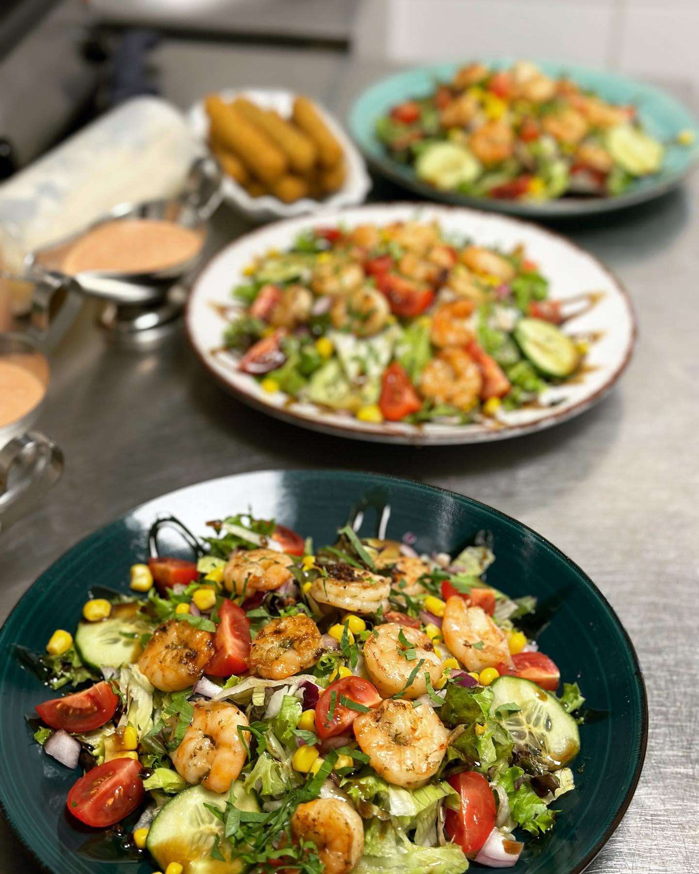 Frischer Garnelensalat mit Mais und Tomaten bei Ehrensache Nordenham