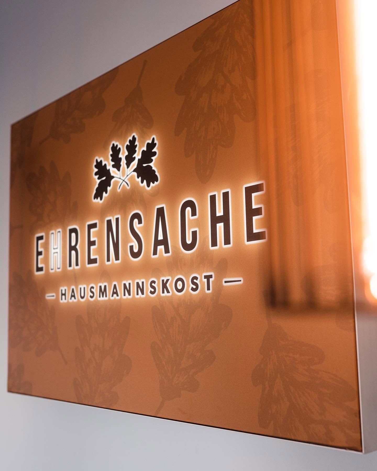 Warmes Ehrensache Leuchtschild mit Hausmannskost Schriftzug